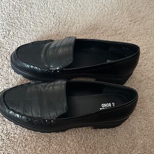 Elegant Black Croc-Embossed Loafers